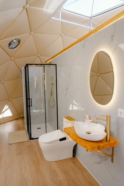 Baño de habitación doble con luz natural