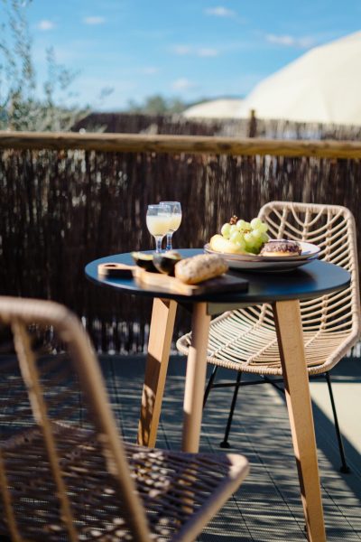 Desayuno en terraza soleada con espectaculares vistas