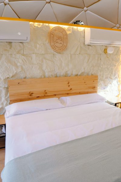 Habitación doble de estilo rústico con cama de matrimonio