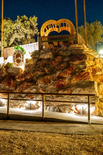 Entrada principal de la casa rural El Refugio del Indio rodeada de naturaleza